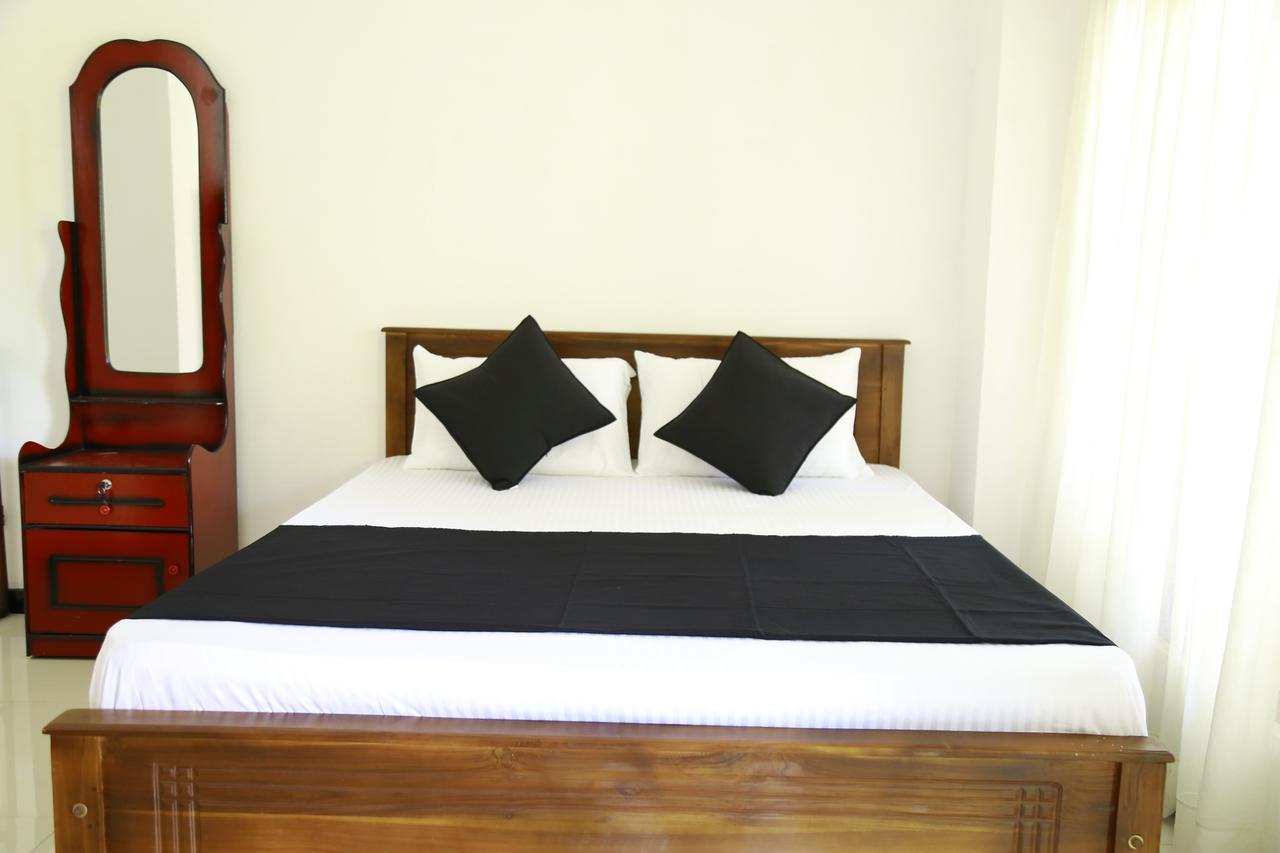 Layback Boutique Surf & Yoga Camp Sri Lanka Weligama Exterior photo