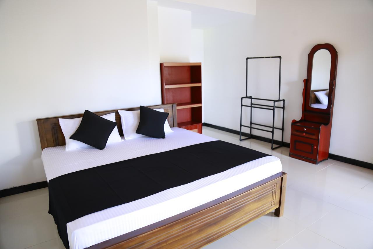 Layback Boutique Surf & Yoga Camp Sri Lanka Weligama Exterior photo